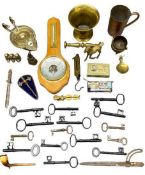 ANTIQUE & LATER MIXED METALWARE & COLLECTABLES GROUP - a Harrison sovereign balance, unboxed, S