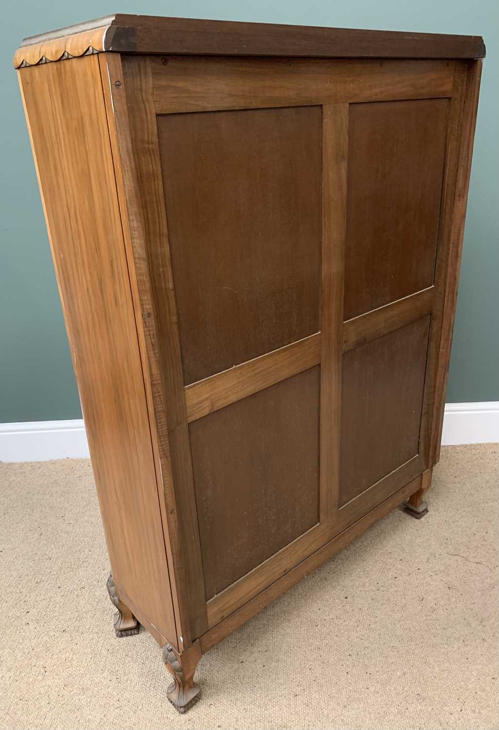 ELEGANT WALNUT BOOKCASE with twin glazed doors, 130cms H, 92cms W, 38cms D - Image 4 of 4