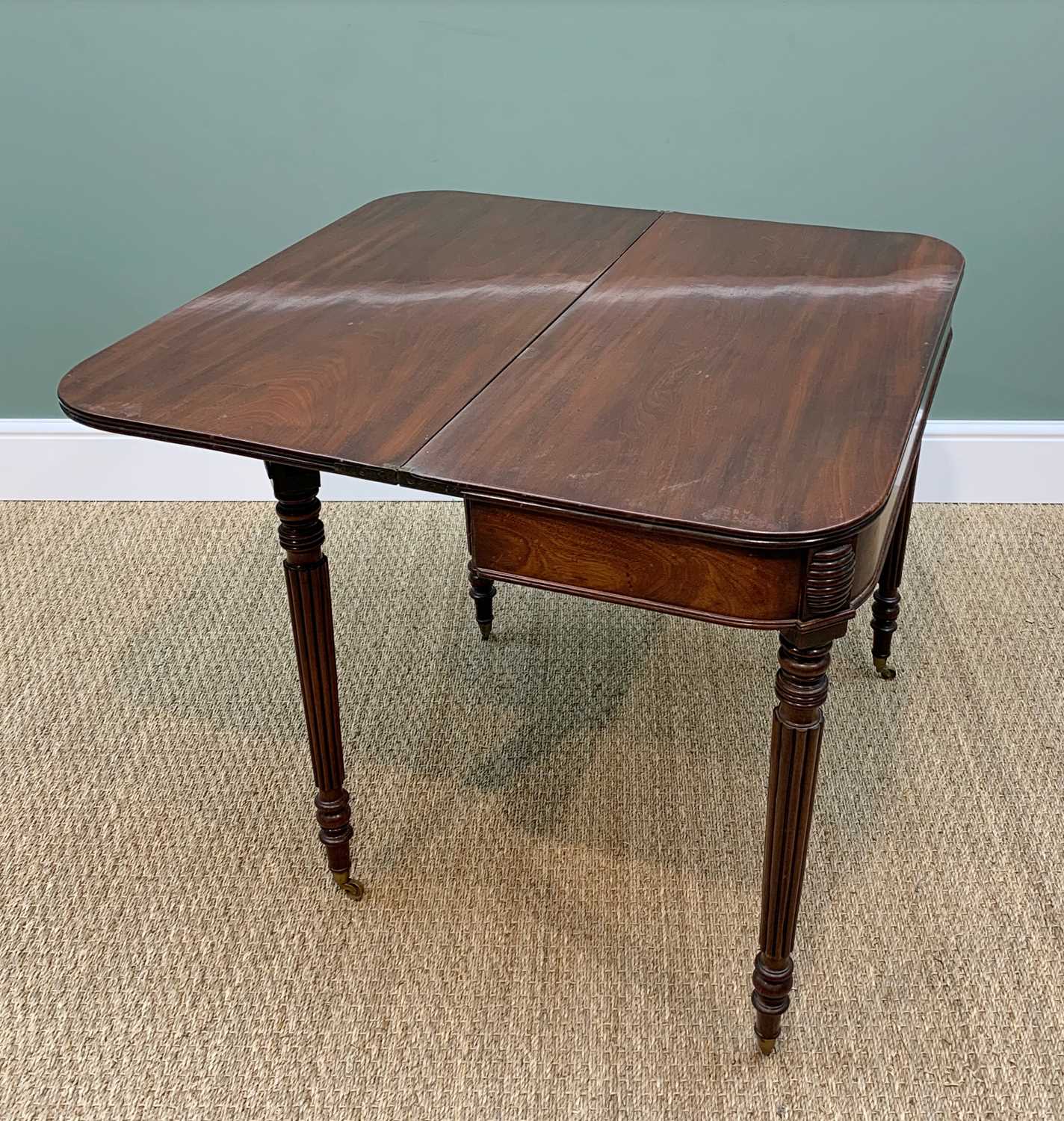 REGENCY MAHOGANY DOUBLE GATELEG TEA TABLE, double reeded foldover top above plain frieze, tapering