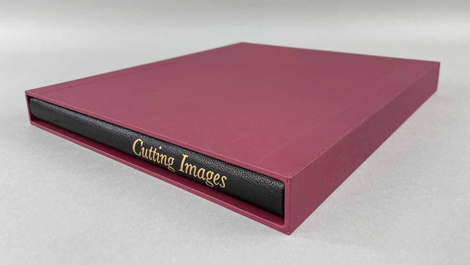 ‡ SIR KYFFIN WILLIAMS RA limited edition (172/275) volume of 'Cutting Images' - printed on T H - Image 7 of 7
