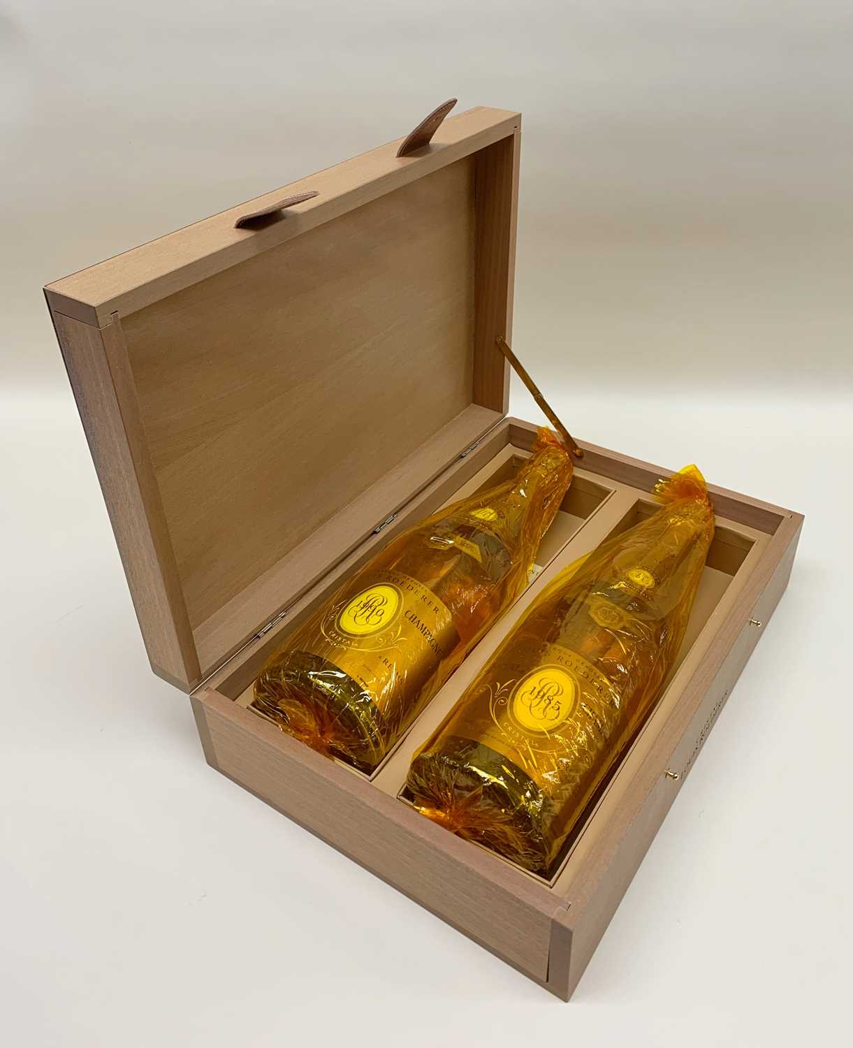 CHAMPAGNE LOUIS ROEDERER CRISTAL 1985 & 1990 MAGNUM PRESENTATION CASE 2 x 1500clExtremely rare