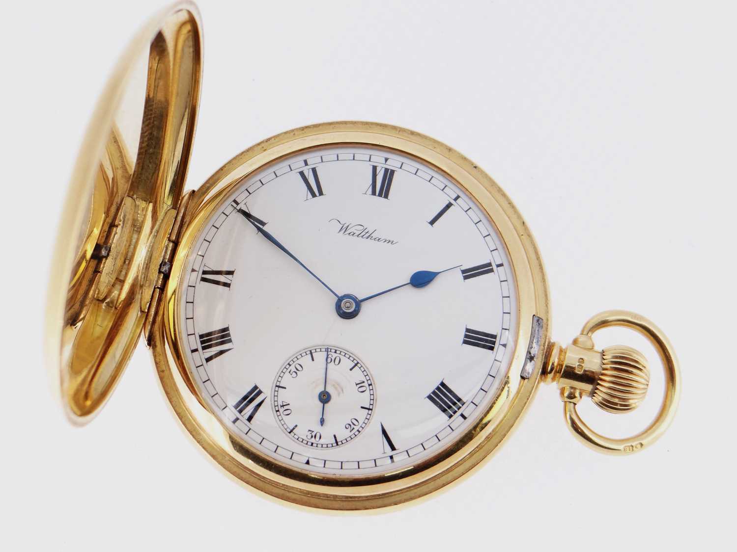 18CT YELLOW GOLD WALTHAM HUNTER POCKET WATCH, Birmingham 1917, white enamel roman dial with