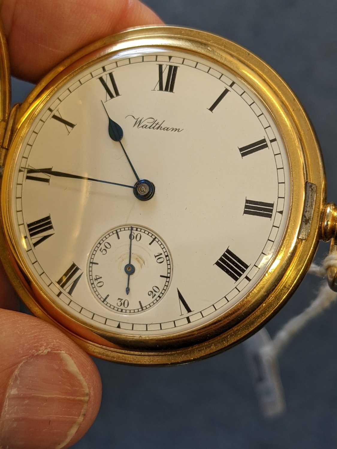 18CT YELLOW GOLD WALTHAM HUNTER POCKET WATCH, Birmingham 1917, white enamel roman dial with - Image 6 of 7