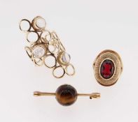 YELLOW METAL JEWELLERY comprising 9ct gold ring set with faceted oval garnet, yellow gold