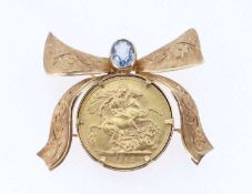 GEORGE V GOLD SOVEREIGN BROOCH, 1912, set in 18ct gold engraved bow with synthetic spinel, 16.7gms