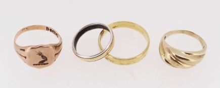 ASSORTED GOLD RINGS comprising 18ct gold wedding band stamped '750' (3.0gms), 9ct gold signet