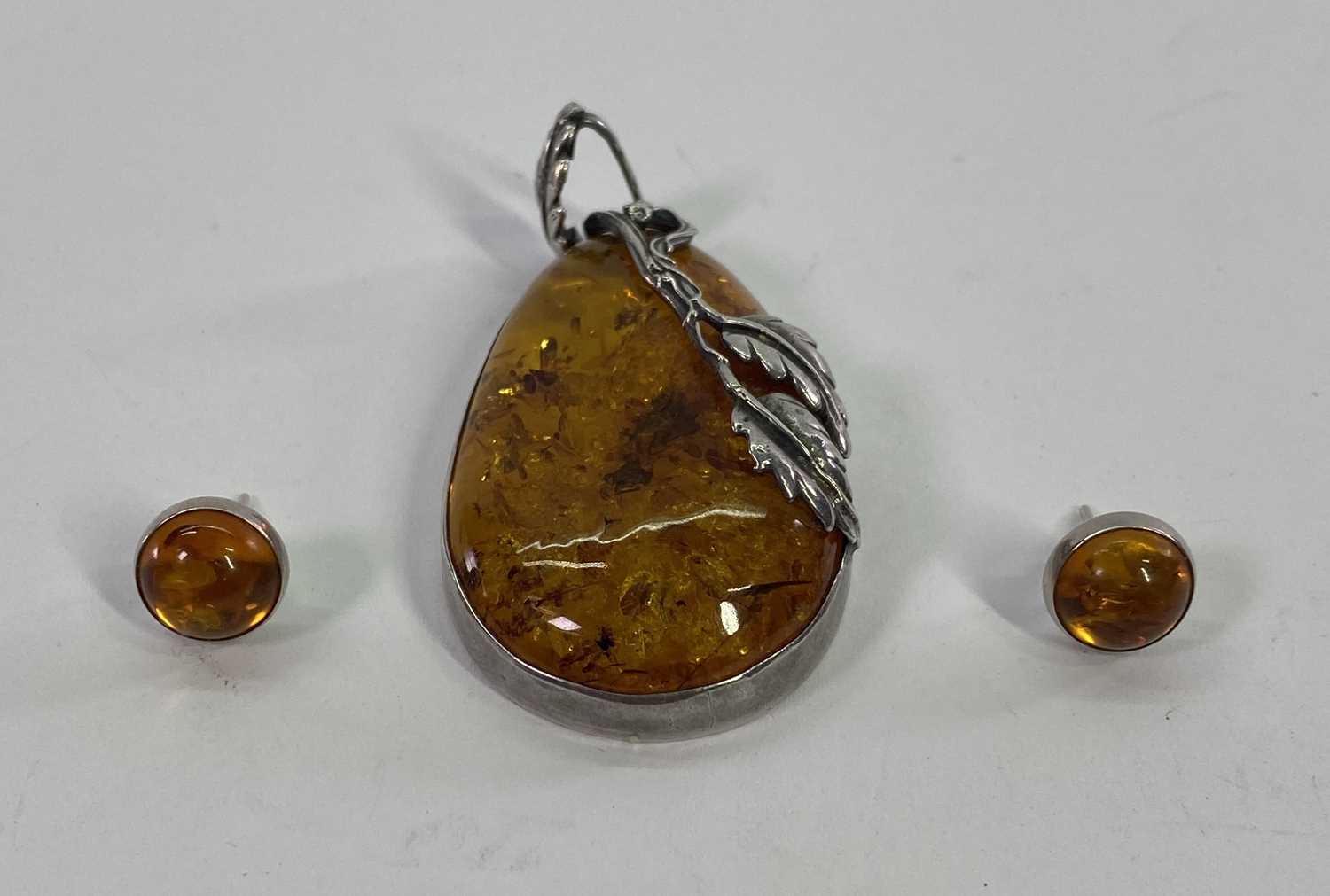 VINTAGE AMBER BEAD NECKLACE and other similar type jewellery, the vintage example 37.5cms L, - Image 2 of 2