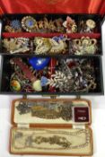 VINTAGE JEWELLERY CASE & CONTENTS to include costume jewellery brooches, bracelets, watches and