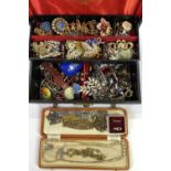 VINTAGE JEWELLERY CASE & CONTENTS to include costume jewellery brooches, bracelets, watches and