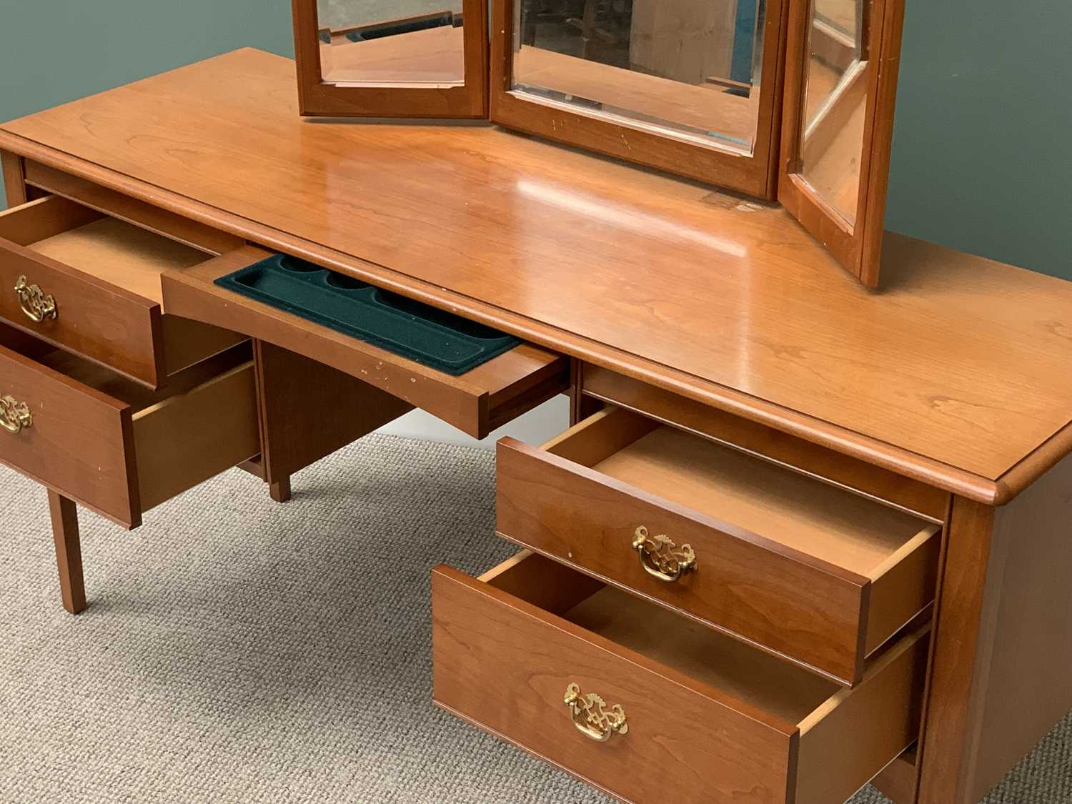 STAG LIGHT WOOD DRESSING TABLE, 136cms H, 147cms W, 46cms D - Image 4 of 4