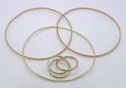 A TRICOLOUR 9CT GOLD SET OF THREE NARROW BANGLES - 12.5grms, London 1983 and three matching 9ct