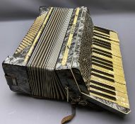 MUSICAL INSTRUMENTS - Hohner Tango 1V vintage accordion in a hard case