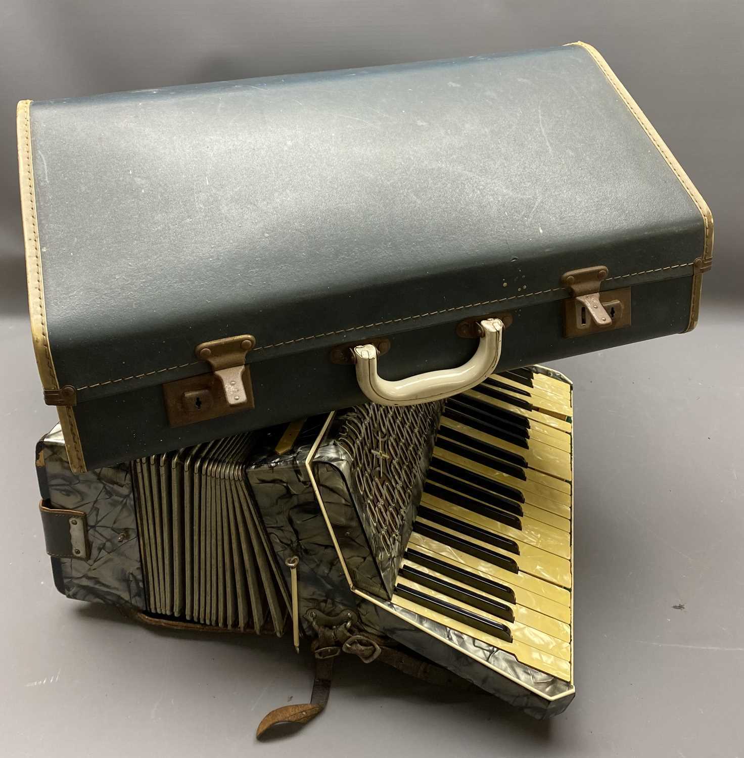 MUSICAL INSTRUMENTS - Hohner Tango 1V vintage accordion in a hard case - Image 2 of 2