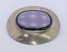 A 925 OVAL SILVER BROOCH - with a large oval black agate, 8grms total