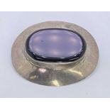 A 925 OVAL SILVER BROOCH - with a large oval black agate, 8grms total