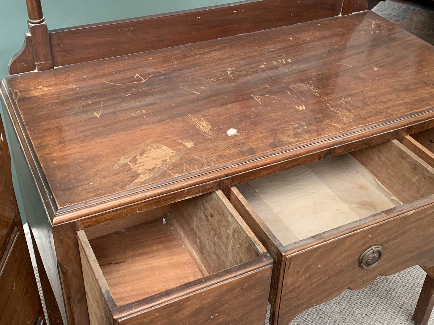 CIRCA 1940 MAHOGANY TWO PIECE BEDROOM SUITE comprising four drawer chest, 110cms H, 99cms W, 50cms D - Image 2 of 4