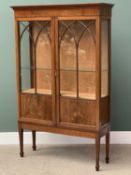 CIRCA 1900 BOXWOOD STRING INLAID MAHOGANY CHINA DISPLAY CABINET having twin glazed doors with Gothic