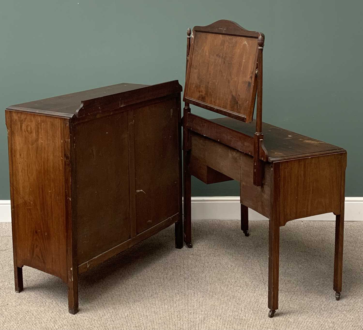 CIRCA 1940 MAHOGANY TWO PIECE BEDROOM SUITE comprising four drawer chest, 110cms H, 99cms W, 50cms D - Image 4 of 4