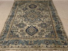 TRADITIONAL EASTERN STYLE WOOLLEN RUG, cream/grey ground with blue border and central repeat