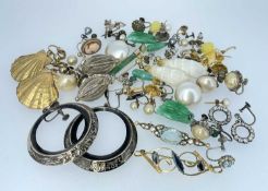 ASSORTED JEWELLERY comprising various pairs of earrings including shell, silver, green hardstone,