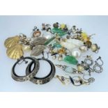 ASSORTED JEWELLERY comprising various pairs of earrings including shell, silver, green hardstone,