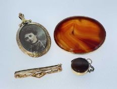 GOLD JEWELLERY comprising 9ct gold agate oval brooch, 9ct gold brooch, 9ct gold revolving bloodstone