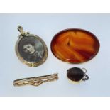 GOLD JEWELLERY comprising 9ct gold agate oval brooch, 9ct gold brooch, 9ct gold revolving bloodstone