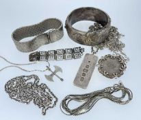 ASSORTED SILVER JEWELLERY, including 1977 silver Jubilee ingot pendant on chain, double axe