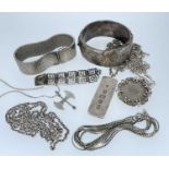 ASSORTED SILVER JEWELLERY, including 1977 silver Jubilee ingot pendant on chain, double axe