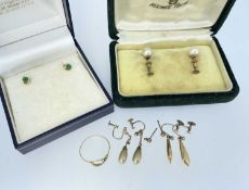 ASSORTED JEWELLERY comprising 14K pair of pearl earrings, gold emerald earrings stamped '750', three