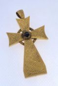 YELLOW GOLD CELTIC DESIGN CROSS PENDANT, overall engraved, set with cabochon banded agate, 16.