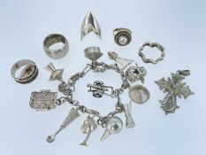 ASSORTED SILVER & WHITE METAL JEWELLERY comprising white metal charm bracelet with various charms,