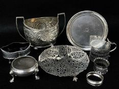 ASSORTED ANTIQUE SILVER, comprising GII cauldron salt, Thomas Rush, London 1742; GIII pierced oval