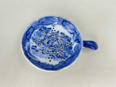 19TH CENTURY STAFFORDSHIRE BLUE PRINTED EGG STRAINER, with spur handle, 10cm wide (incl handle)