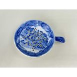19TH CENTURY STAFFORDSHIRE BLUE PRINTED EGG STRAINER, with spur handle, 10cm wide (incl handle)