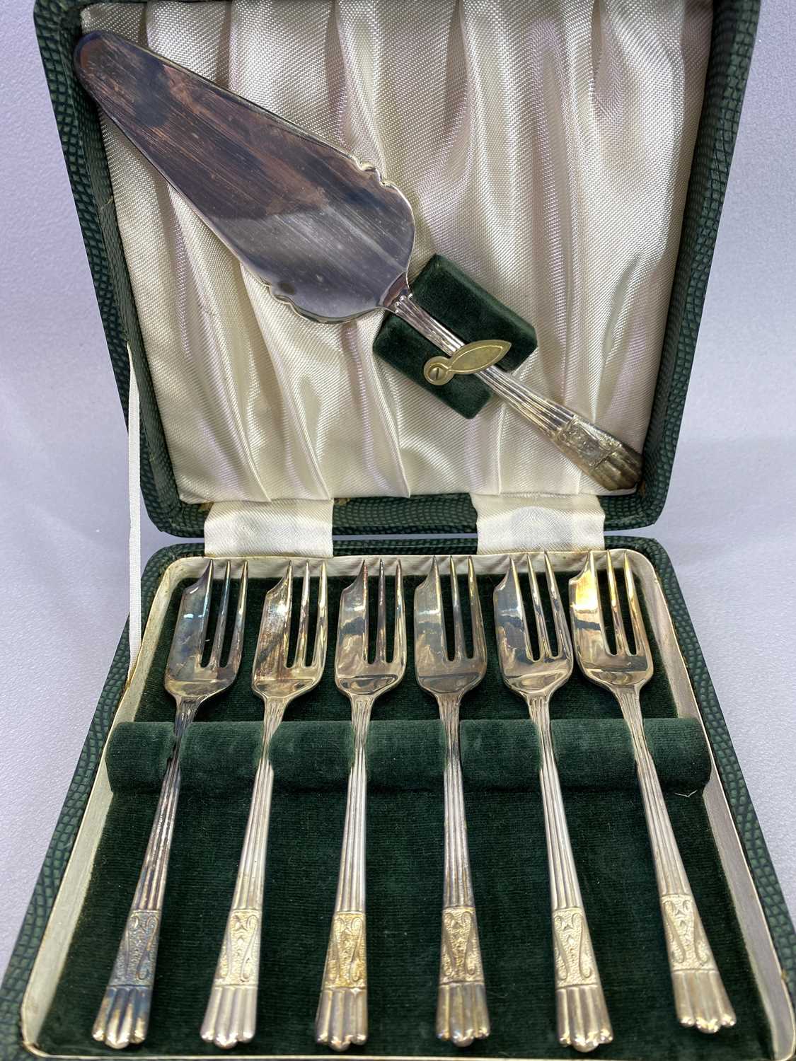 CASED & LOOSE QUANTITY OF SILVER & EPNS CUTLERY - to include a cased set of six Sheffield silver - Image 3 of 6