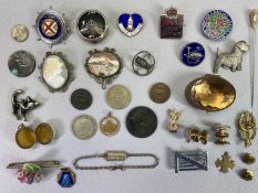 MIXED JEWELLERY, BADGES & COLLECTABLES GROUP to include a 9ct gold double horseshoe and hoof brooch,