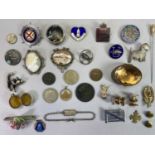MIXED JEWELLERY, BADGES & COLLECTABLES GROUP to include a 9ct gold double horseshoe and hoof brooch,