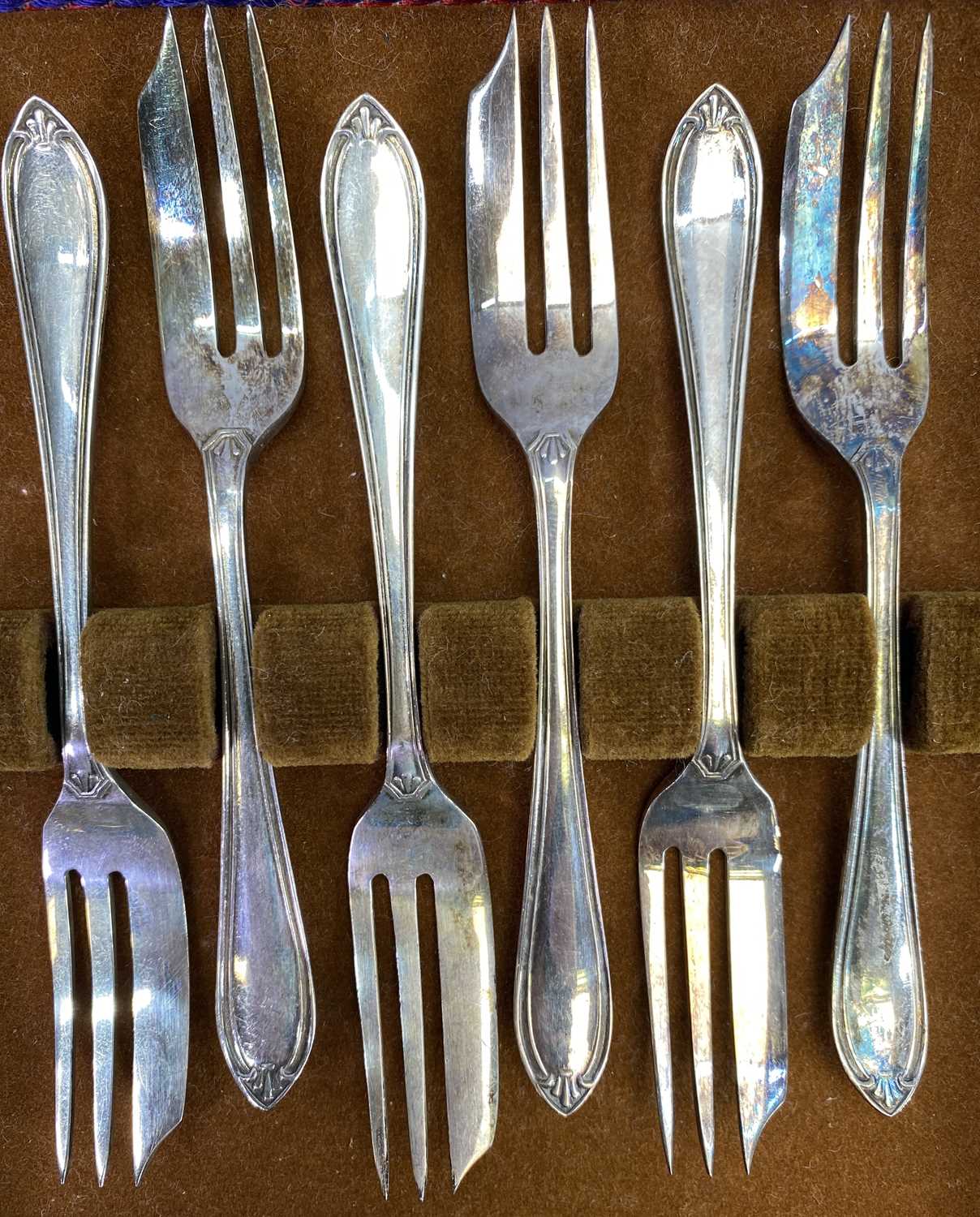 HALLMARKED SILVER, EPNS & STAINLESS CHROME CASED & LOOSE CUTLERY - to include a loose set of six - Image 7 of 8