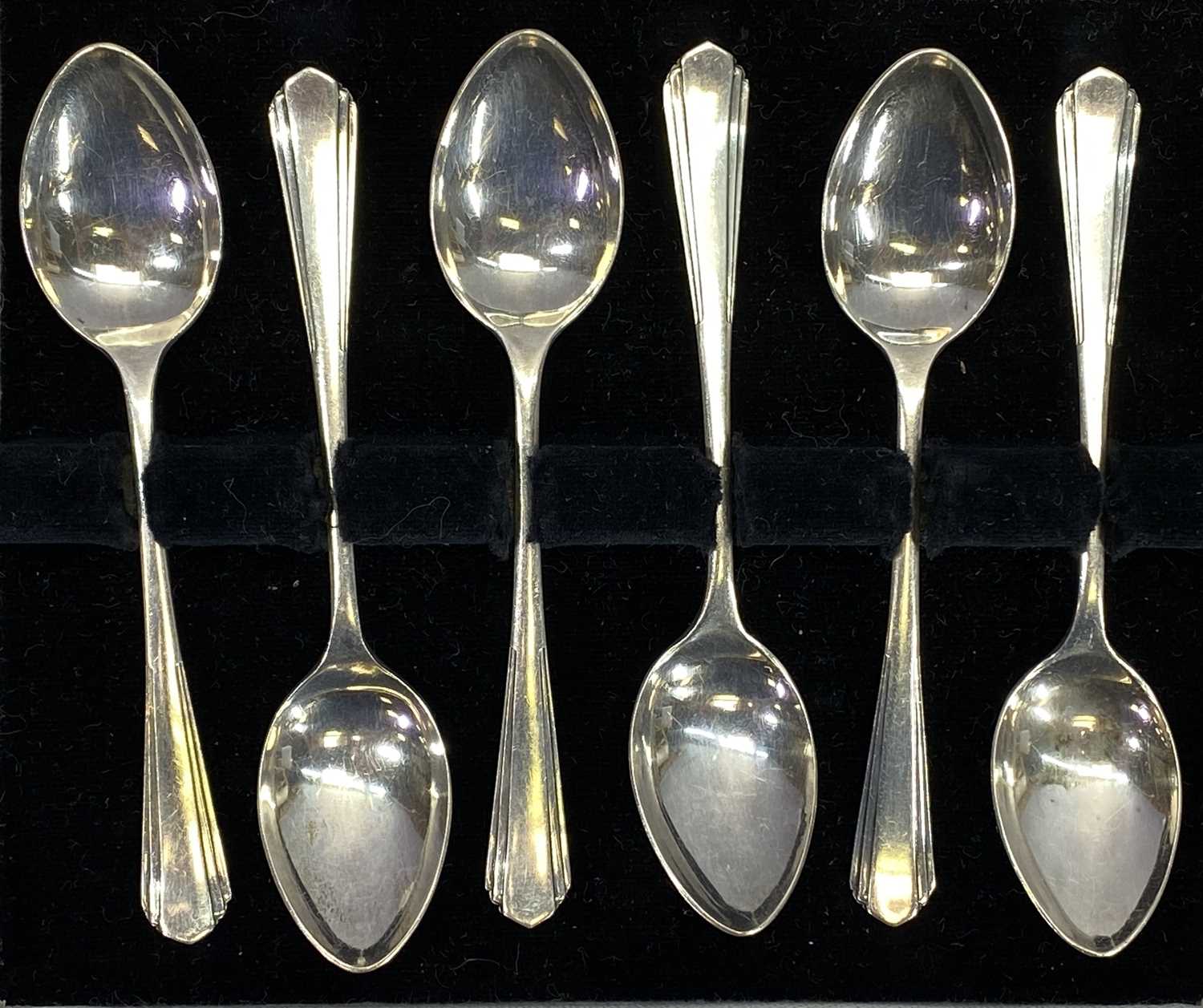 HALLMARKED SILVER, EPNS & STAINLESS CHROME CASED & LOOSE CUTLERY - to include a loose set of six - Image 3 of 8