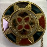 SCOTTISH HARD STONE MOUNTED GOLD BROOCH with safety chain (unmarked but apparently tests as gold),
