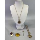 9CT, 15CT & GOLD TONE JEWELLERY, 5 ITEMS - to include a 15ct gold stamped stick pin with tiny