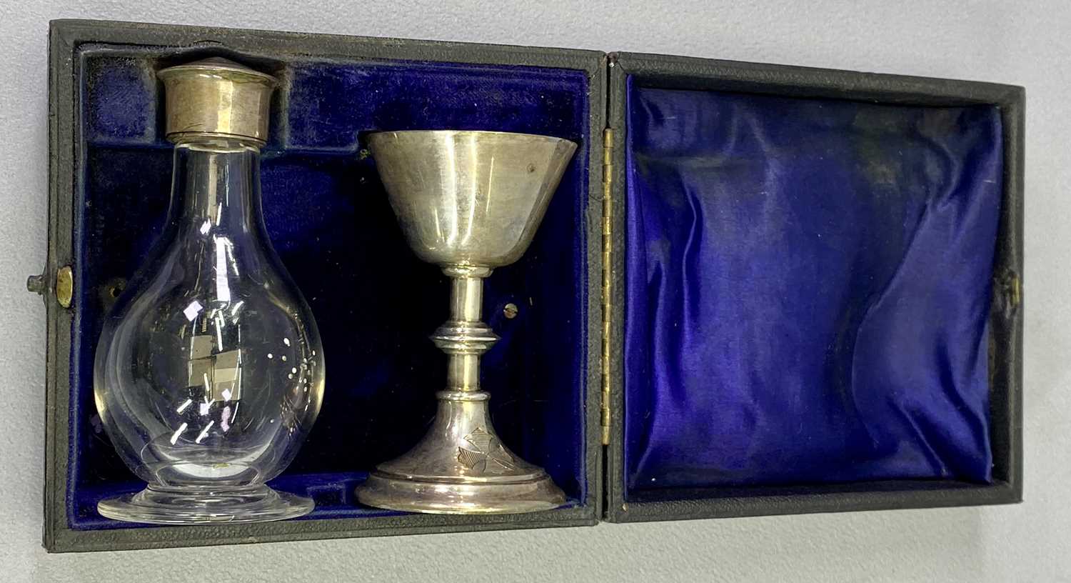 SILVER PART COMMUNION SET - in fitted case, London 1902, Maker Blunt & Wray, to include an 8.5cms - Image 2 of 2
