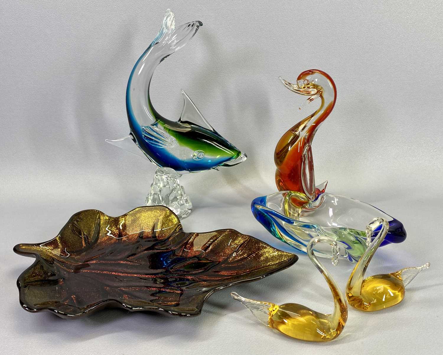 CUT CRYSTAL, COLOURFUL & OTHER GLASSWARE GROUP - to include Murano style glass fish and bird - Bild 3 aus 3