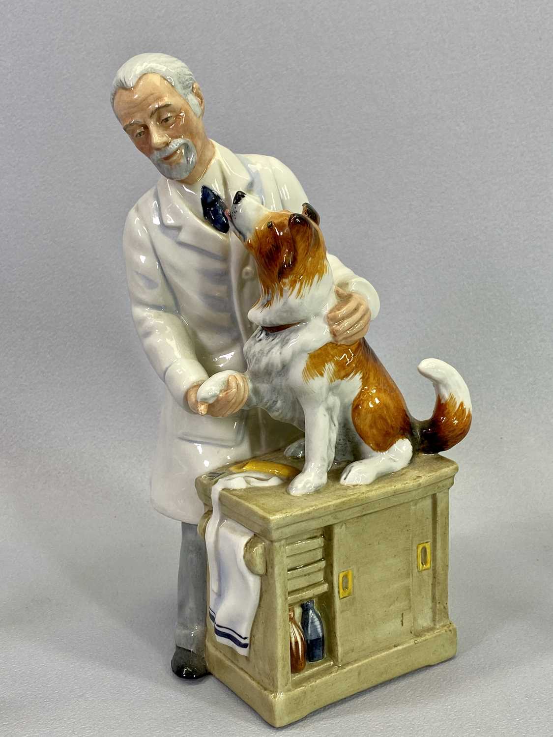 ORNAMENTAL POTTERY DOG FIGURINES (3) - to include a Royal Doulton 'Thanks Doc' HN2731 vet with - Bild 2 aus 3