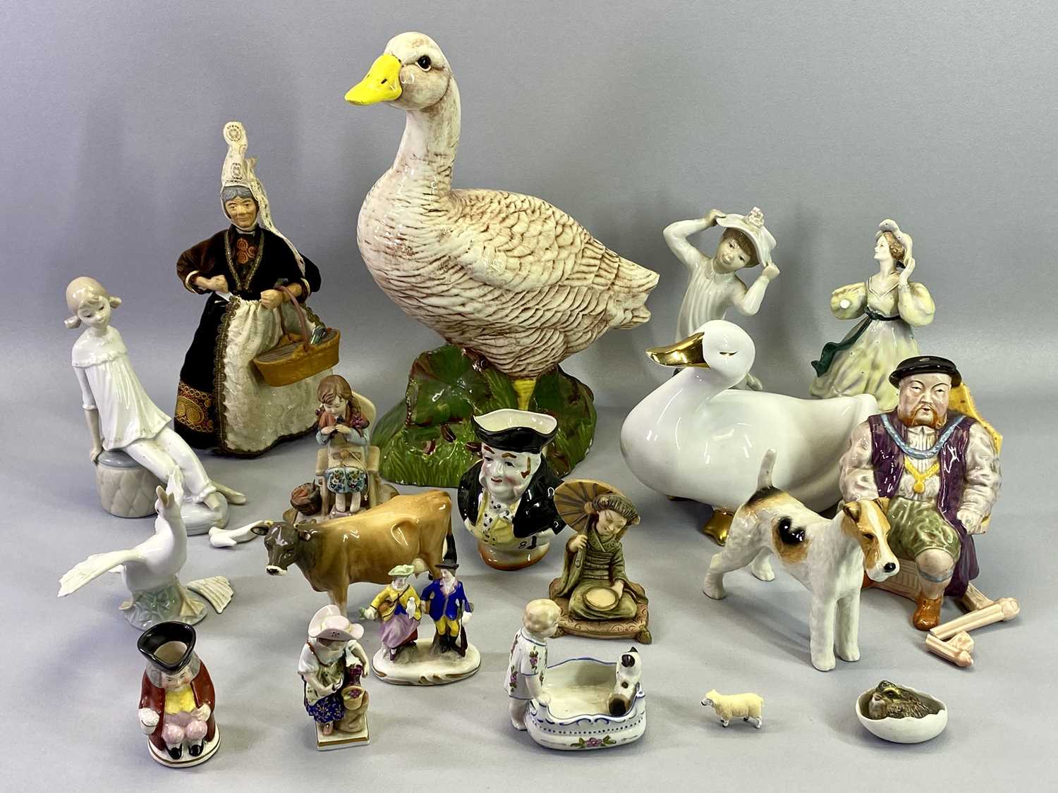 BIRD, ANIMAL & FIGURINE COLLECTABLES GROUP - Victorian and later including a large pottery