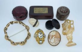 ASSORTED JEWELLERY & COLLECTABLES comprising carved cameo brooch, yellow metal brooch frame,