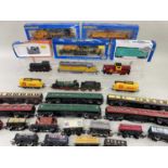 ASSORTED BACHMANN & OTHER HO/OO ENGINES & ROLLING STOCK, including Bachmann 11503 American Outline