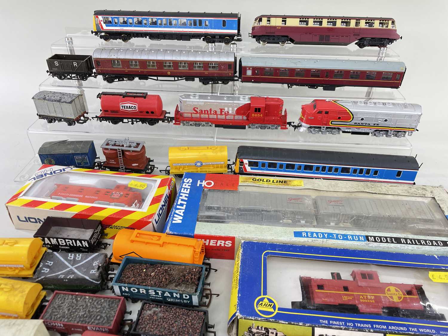 ASSORTED 00/H0 GAUGE LOCOS & ROLLING STOCK, including two Santa Fe diesel electric engines, four