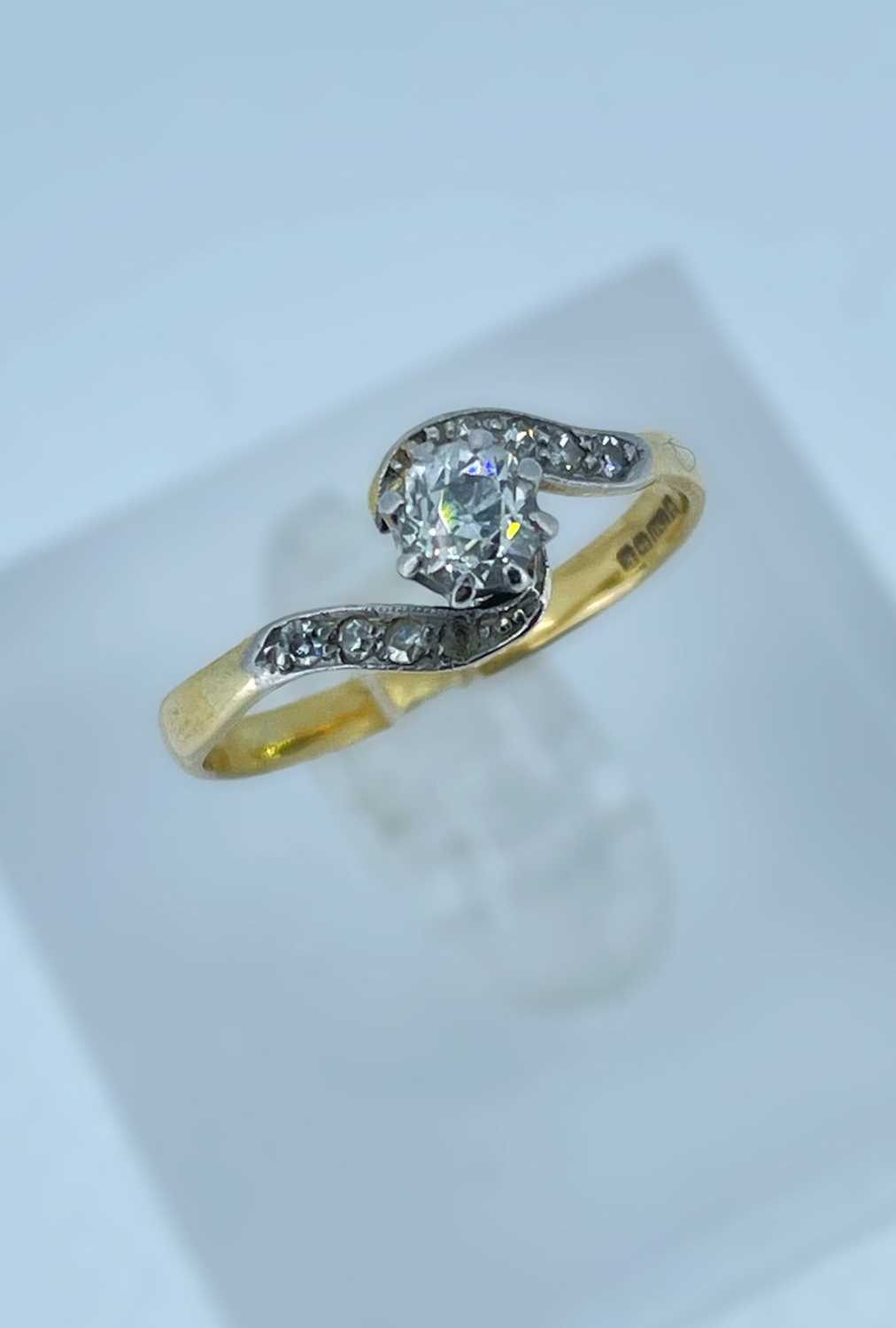 18CT GOLD TWIST SHANK DIAMOND RING, the old cut central stone measuring 0.25cts approx., set with